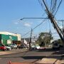 Fia&ccedil;&atilde;o energizada ficou suspensa ap&oacute;s ve&iacute;culo se enroscar na rede el&eacute;trica