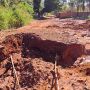 Vala causada pela eros&atilde;o toma toda a via em um trecho 