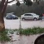 Moradores ajudaram a emburrar veículos no meio da chuva
