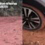 Imagens mostram a estrada de acesso ao morro tomada de lama por causa das recentes chuvas 