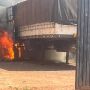 Veículo estava parado havia cerca de uma semana e teve os 12 pneus destruídos; proprietária suspeita que fogo tenha sido criminoso