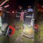 Passageira sofreu ferimentos e precisou ser retirada do ve&iacute;culo pelo Corpo de Bombeiros