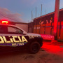 Suspeitos arrombaram port&atilde;o, perguntaram por rapaz de 26 anos e fugiram de moto