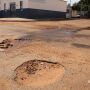 Moradores chegam a usam entulhos para tentar amenizar a situa&ccedil;&atilde;o com os buracos