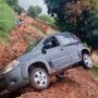 Motorista n&atilde;o ficou ferido; moradores cobram melhorias nas ruas ap&oacute;s a chuva de quinta-feira (15)