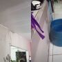 Alex Araujo espalhou baldes pela resid&ecirc;ncia para conter a &aacute;gua que cai pelo teto; nova chuva aumenta o temor de mais preju&iacute;zos