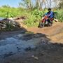 As margens da rua s&atilde;o tomadas por matagal e o local virou ponto de descarte de lixo e entulho