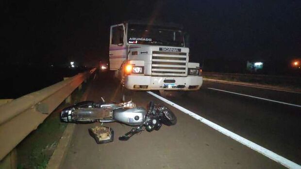 Garupa de motociclista morta atropelada por carreta pode ter perna amputada