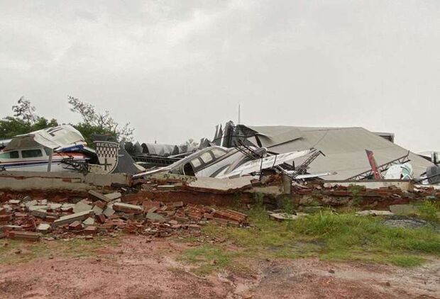 Tempestade derruba parte de hangar e destrói aeronaves no Paraguai