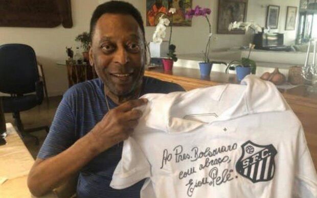 'Bolsolé?' Pelé autografa camisa do Santos como presente a Bolsonaro