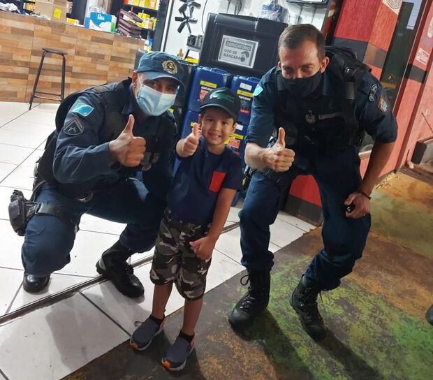 Menino de 6 anos apaixonado pela polícia ganha visita e passeio na viatura da PM