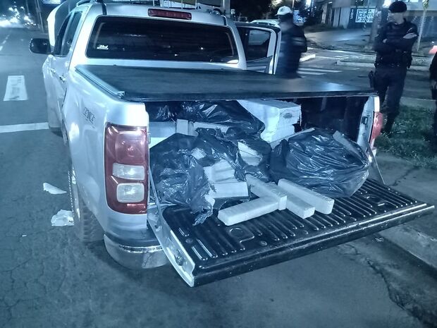 Caminhonete não sai do lugar e rapaz é pego com quase 1 tonelada de maconha