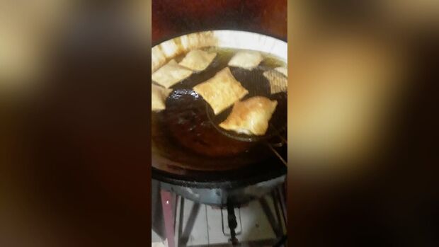 Em lanchonete na 14 de Julho, pastel é frito em óleo preto, tem barata e 'recheio de racismo'