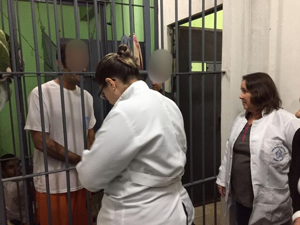 NA LATA: preso vai receber vacina da Covid antes de doentes no Brasil