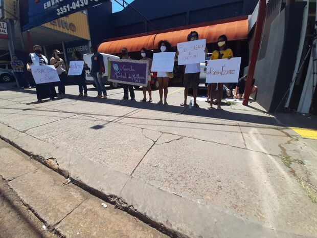 Protesto crava 'Vida Negras Importam' na frente de loja acusada de racismo