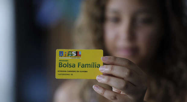 Bolsonaro acena possibilidade de aumentar valor do Bolsa Família
