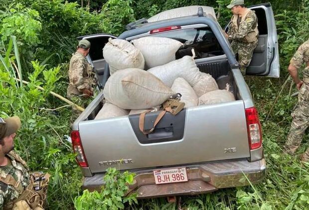 Na fronteira, traficantes abandonam caminhonete com 200 kg de maconha