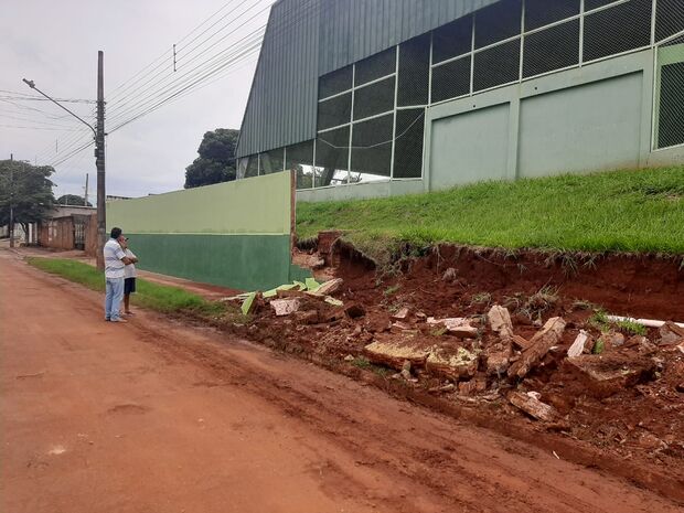 Muro de escola reformada cede pela segunda vez durante chuva nas Moreninhas