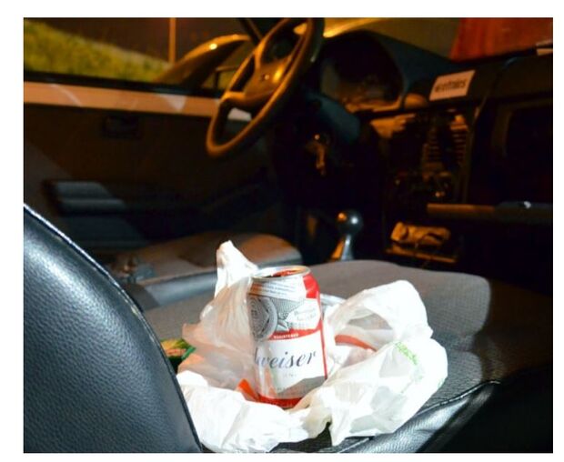 Bêbado tenta furar bloqueio policial com carro recheado de bebidas no Monte Castelo