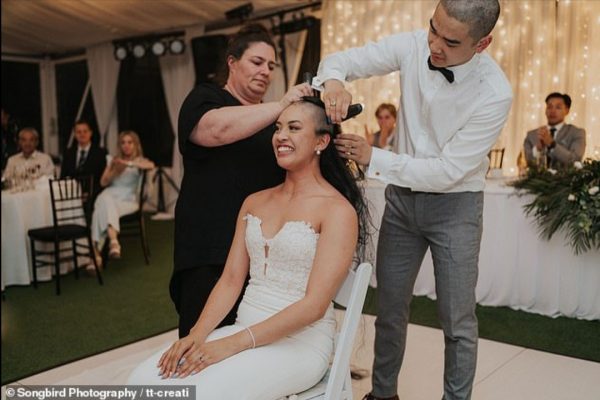 Noiva se casa com cabeça raspada em homenagem à mãe com câncer