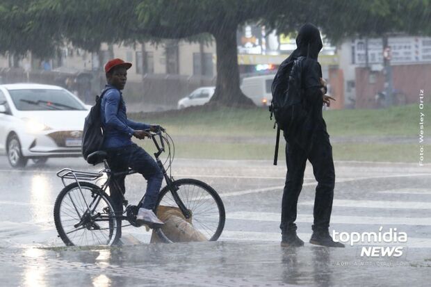Vídeo: Campo Grande tem tarde chuvosa e pedestres pegos de surpresa no centro