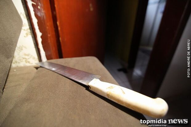Marido tenta matar mulher, erra golpe e crava faca no sofá em Dourados