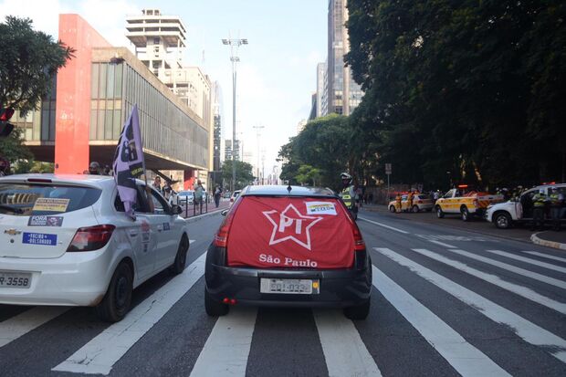 Carreata puxada por Guilherme Boulos pede 'Fora Bolsonaro' e 'Vacina já'