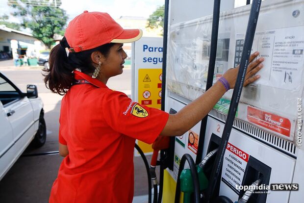 Sindicato anuncia 5,5% de reajuste para frentistas; salário vai a R$ 1,7 mil