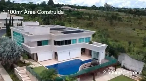 De bem com a vida: Flávio Bolsonaro compra mansão de quase R$ 6 milhões no DF