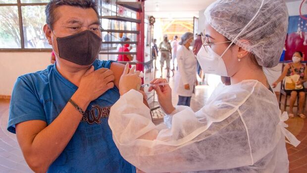 Vacinação contra a covid continua para pessoas com 59 anos ou mais nesta quarta