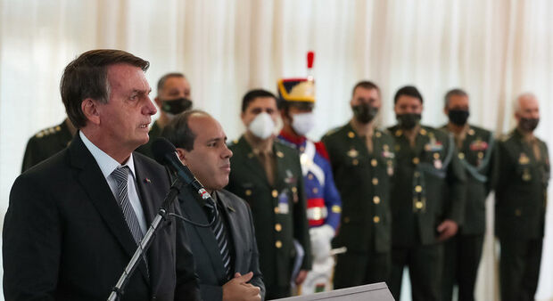 Bolsonaro diz que 'aguarda o povo dar sinalização' para agir sobre problemas do país