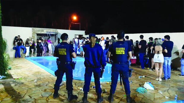 Guarda usa bomba de efeito moral para acabar com festa em Campo Grande