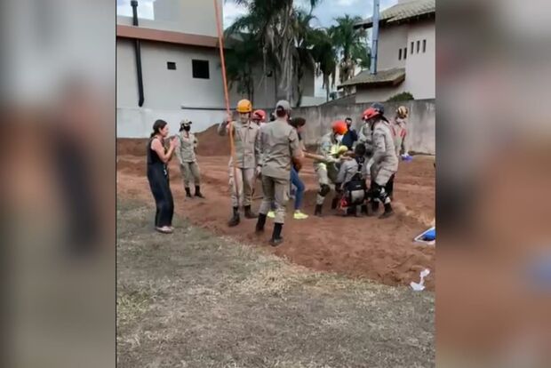 Vídeo: Bombeiros resgatam criança de buraco em condomínio de Campo Grande