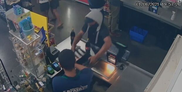 Vídeo: bandidos usam carro roubado em série de assaltos a supermercados de Campo Grande