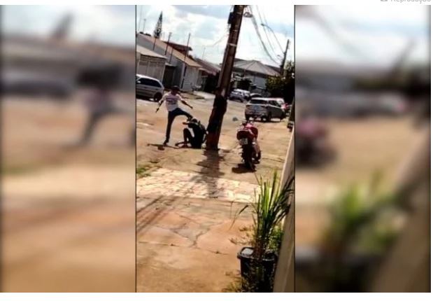 VÍDEO: PM soca rapaz por curtir som alto e incomodar vizinhos
