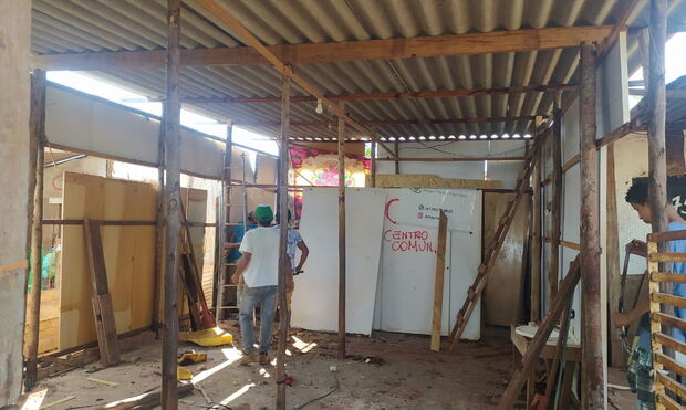 Supermercado doa pizzas e auxilia na reforma de barracão em favela de CG
