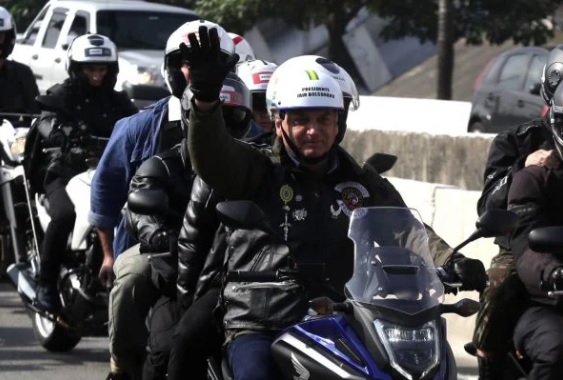 Sem máscara, Bolsonaro marca presença em motociata em Porto Alegre