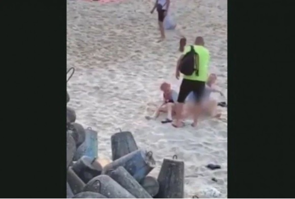Vídeo: banhista bolado desce a chinelada em casal que fazia sexo na praia