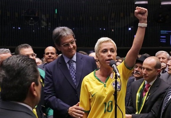 Filha de Roberto Jefferson cobra posição de Bolsonaro ...