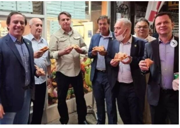Bolsonaro come pizza na calçada em NY; restaurantes exigem comprovante de vacina contra covid