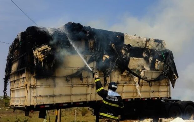 Parte de carreta consumida por fogo na MS-395 em Bataguassu