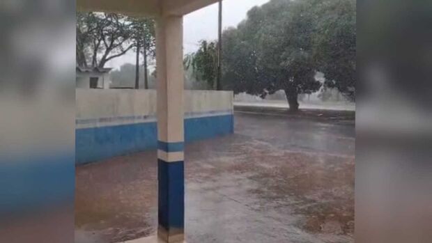 Tempestade chega em Iguatemi e assusta população (vídeo)