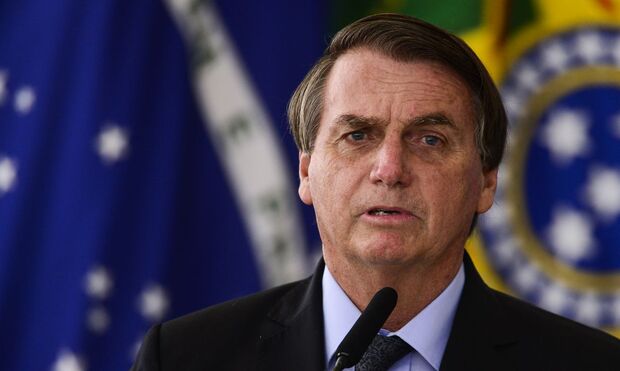 Contra programa de pobreza menstrual, Bolsonaro veta distribuição gratuita de absorventes