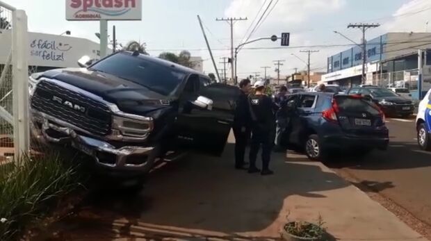 Jornalista de Campo Grande fica presa em carro após acidente