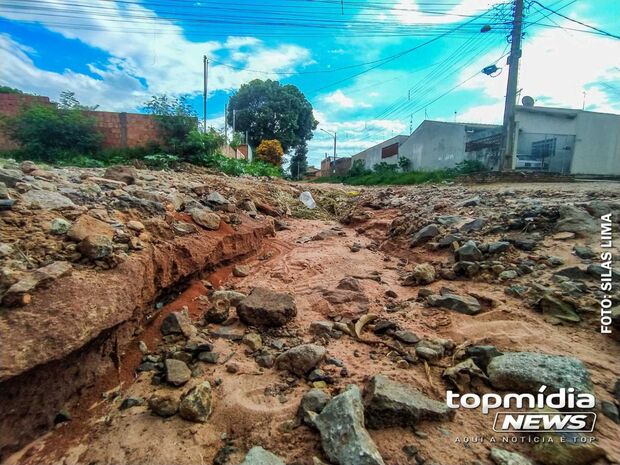 Erosão no Nova Lima é problema constante e até ferro é inimigo dos motoristas
