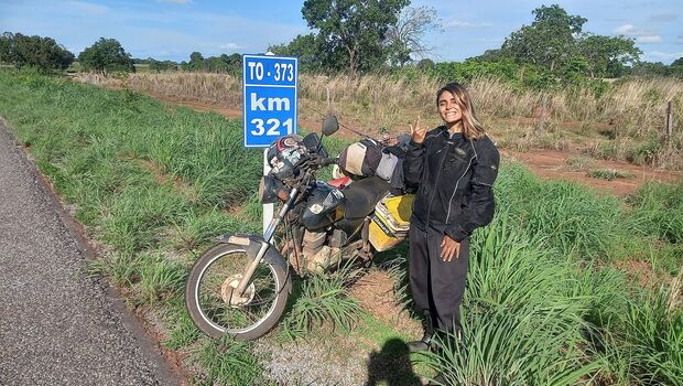 Mochileira sobrevivente em batida de motos segue melhorando na Santa Casa