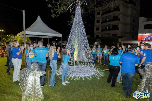 Árvore de Natal feita com frascos de vacina é homenagem ao SUS em São Gabriel D'Oeste