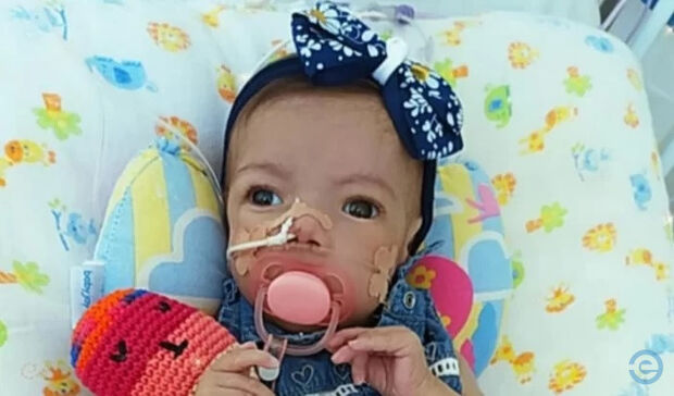 Bebê foi desenganada pelos médicos e família pede ajuda para mantê-la em casa, em Coxim