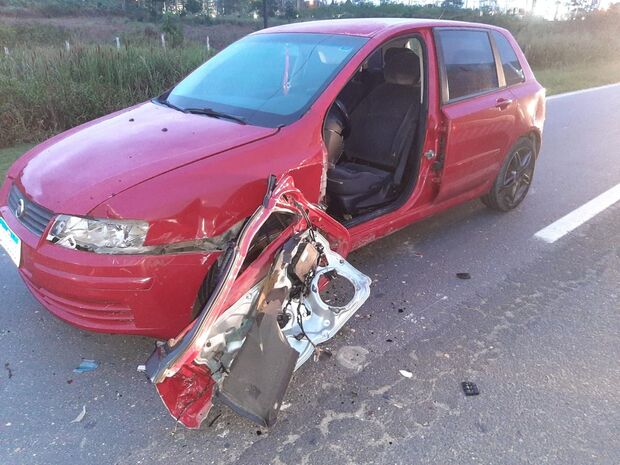 Motorista que empurrava carro quebrado morre atropelado em rodovia