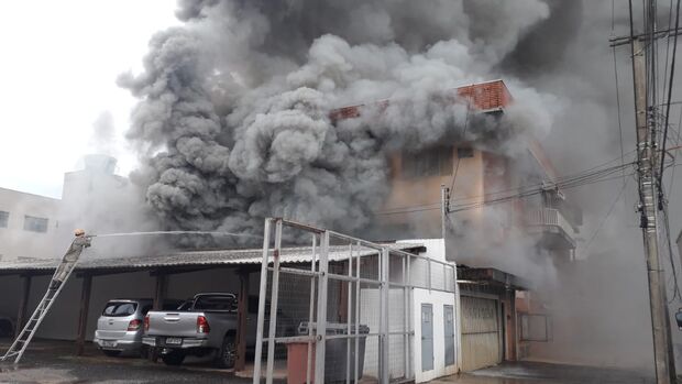 Bombeiros procuram funcionário dentro de tapeçaria em chamas no Amambaí (vídeo)